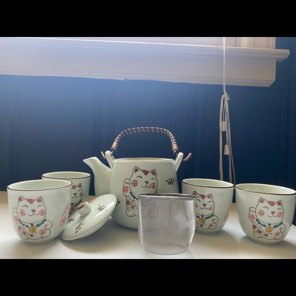 Tea pot and cups